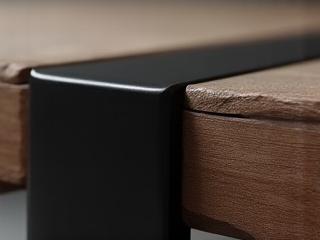 Muestra de combinación de metales oscuros con maderas claras, en un diseño de mobiliario armónico y sofisticado.